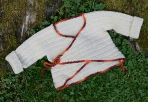 Leine baby – omslagsjakke og lue i idiotstrikk