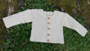 Leine baby – jakke i hullbordstrikk