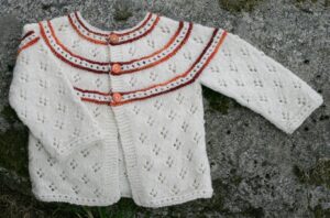 Leine baby – raglanjakke og lue med hullstrikk