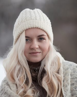 Vanter og lue med flettemønster