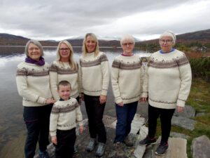 STRIKKEPAKKE VOKSEN NATURHVIT OG NATURBRUN