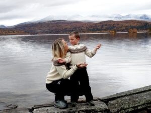 STRIKKEPAKKE BARN HVIT OG BRUN