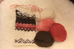 STRIKKEPAKKE VOKSEN NATURHVIT ROSA OG BRUN